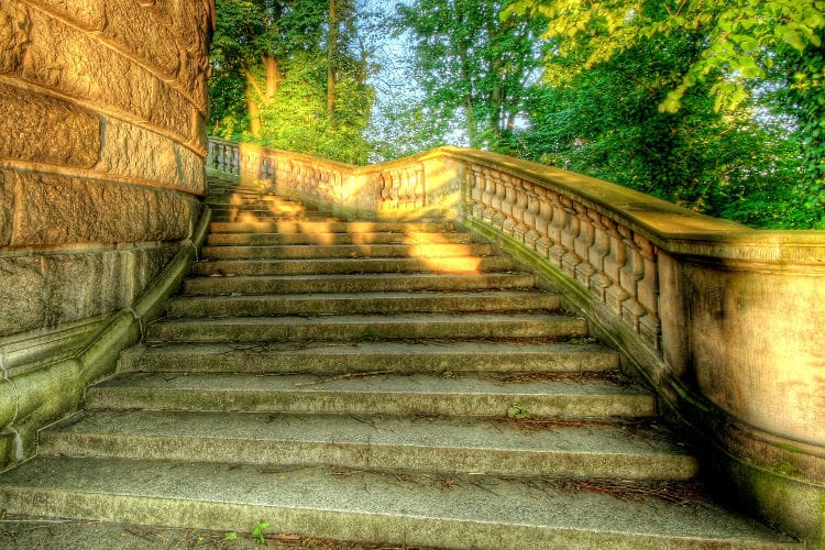 Eine Treppe, die das Aufwärtspotential für eine Website symbolisiert